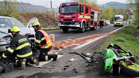 Ve Varnsdorfu se střetlo auto s motorkářem. Pro zraněného letěl ...